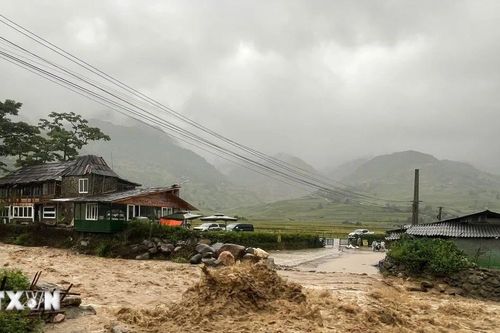 Mưa to kéo dài gây lũ lớn, cô lập một số thôn, bản ở tỉnh Lào Cai