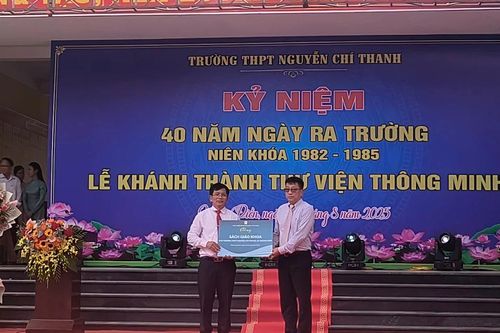 NXB Giáo dục VN tặng hơn 1.000 sách cho Trường THPT Nguyễn Chí Thanh