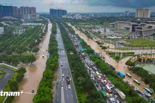 Đường gom Đại lộ Thăng Long 'biến thành sông' sau trận mưa lớn kéo dài