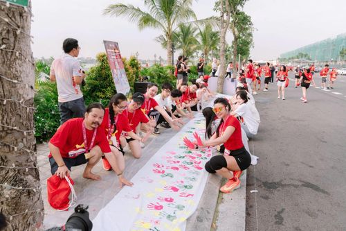 Bức tranh 'Hoa tay' lan tỏa hành động vì tương lai xanh, giảm rác thải nhựa