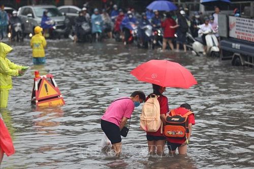 Sinh hoạt của người dân Hà Nội bị đảo lộn do mưa ngập