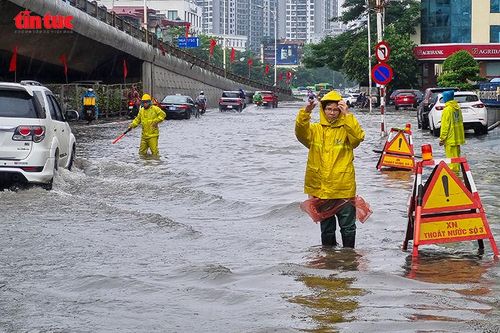 Nhiều tuyến phố Hà Nội chìm sâu trong nước, gần trưa giao thông vẫn hỗn loạn