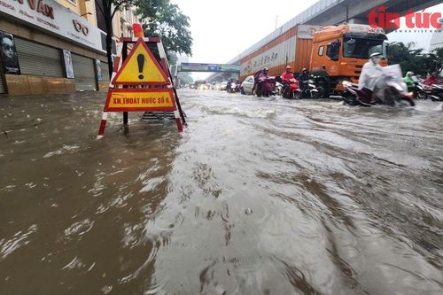 Vì sao ngày 26/8, hàng loạt tuyến phố Hà Nội ngập trong 'biển nước'