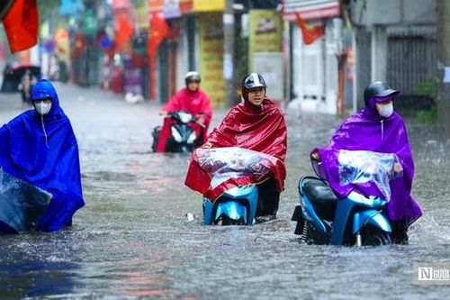 Hà Nội ngập nặng, người dân bì bõm lội nước đi làm