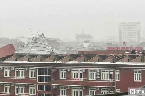 Bão dữ càn quét, nhiều trường học ở Nghệ An tốc mái, hư hỏng nặng