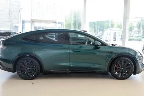 Xe gầm cao trang bị 'đỉnh nóc', công suất 512 mã lực, giá hơn 900 triệu đồng