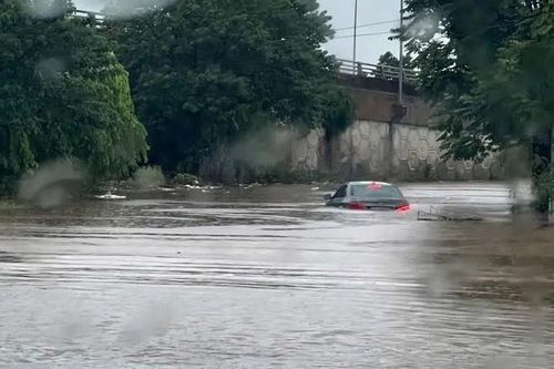 Hà Nội ngập lụt diện rộng, cuộc sống người dân bị đảo lộn