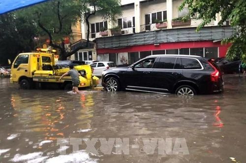 Kinh nghiệm lái xe an toàn trong mưa bão và cách xử lý khi ô tô bị ngập nước