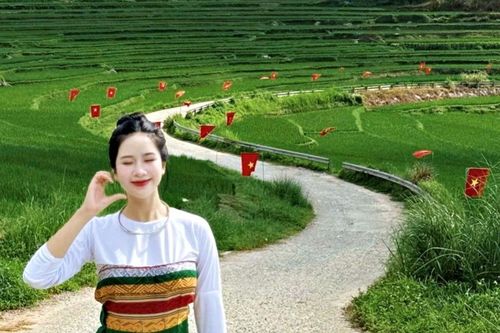 Con đường rợp cờ đỏ sao vàng mừng Quốc khánh 2/9 tại Pù Luông, Thanh Hóa