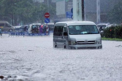 Hà Nội mưa trắng trời, nhiều tuyến đường ngập sâu trong nước