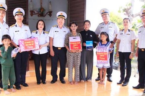 Lữ đoàn 162 tặng quà, động viên con đỡ đầu vào năm học mới