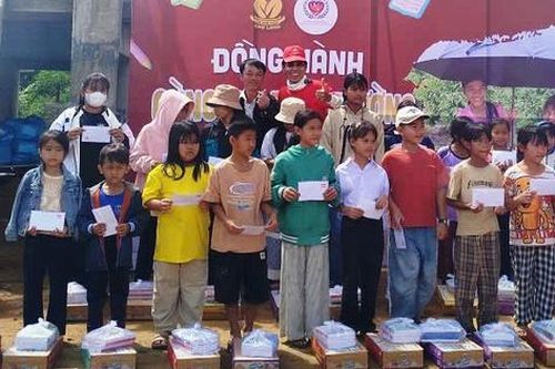 'Đồng hành cùng em đến trường' trao tặng 1.000 phần quà cho học sinh Quảng Ngãi