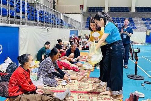 Những câu chuyện lay động giữa bão số 5
