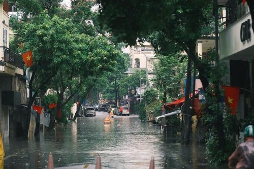 Hà Nội mưa lớn suốt đêm, nhiều tuyến đường ngập sâu
