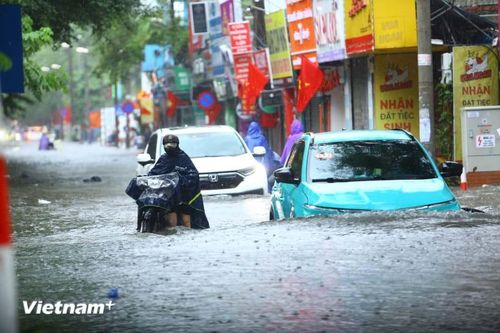 Hà Nội mưa trắng trời, nhiều tuyến đường ngập sâu trong 'biển nước'