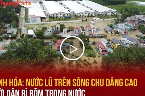 Thanh Hóa: Lũ trên sông Chu dâng cao, người dân bì bõm trong nước