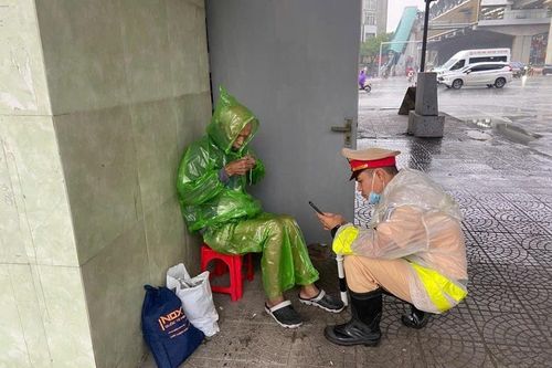 Cụ ông 84 tuổi đi lạc được Cảnh sát giao thông Hà Nội hỗ trợ về nhà