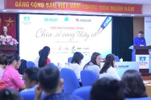 Hành trình 'Chia sẻ cùng thầy cô' năm 2025 tiếp sức giáo viên vùng biên cương