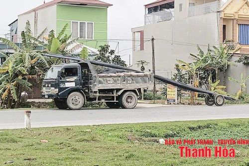 Tiềm ẩn nguy cơ mất an toàn từ những phương tiện chở sắt thép vượt quá quy định