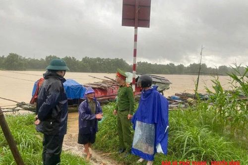 Cứu vớt kịp thời 10 công nhân bị rơi xuống suối tại xã Sao Vàng
