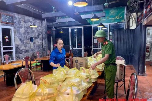 Những suất ăn miễn phí lan tỏa yêu thương của Đoàn thanh niên xã Cẩm Thủy