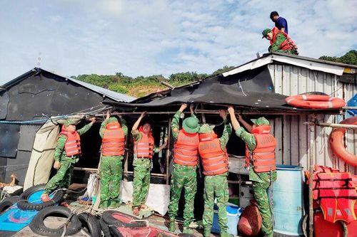 Đồn Biên phòng Thổ Châu giúp dân ứng phó bão số 5