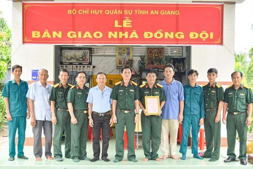 Bộ Chỉ huy Quân sự tỉnh An Giang bàn giao nhà Đồng đội