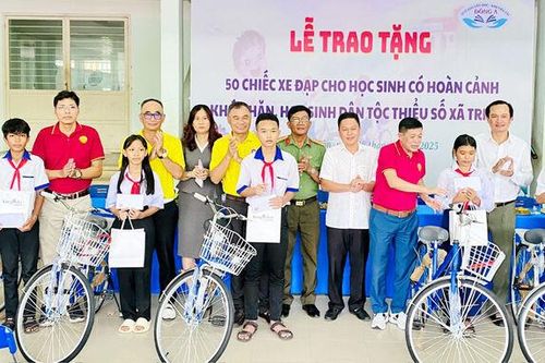 Trao 100 chiếc xe đạp cho học sinh có hoàn cảnh khó khăn, học sinh dân tộc thiểu số