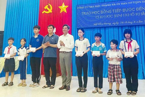 Trao Học bổng 'Tiếp bước đến trường' cho học sinh hoàn cảnh khó khăn ở xã Mỹ Hòa Hưng