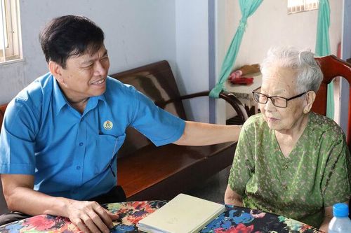Liên đoàn Lao động tỉnh An Giang thăm Mẹ Việt Nam Anh hùng