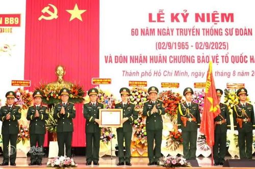 Sư đoàn 9 đón nhận Huân chương Bảo vệ Tổ quốc hạng Nhì