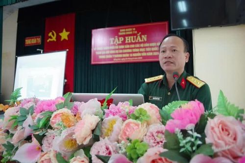 Trung đoàn 719 tập huấn chăn nuôi bò sinh sản cho hộ dân tộc thiểu số