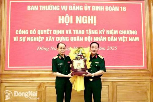 Trao kỷ niệm chương 'Vì sự nghiệp xây dựng Quân đội nhân dân Việt Nam'