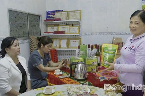 Lãnh đạo Sở Công thương, Hội Nông dân tỉnh Đồng Tháp khảo sát mô hình sản xuất tại xã Tân Thới