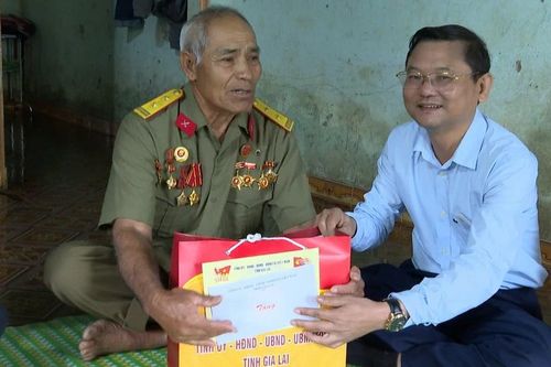 Phó Chủ tịch UBND tỉnh Nguyễn Tự Công Hoàng thăm, tặng quà các gia đình chính sách và người có công