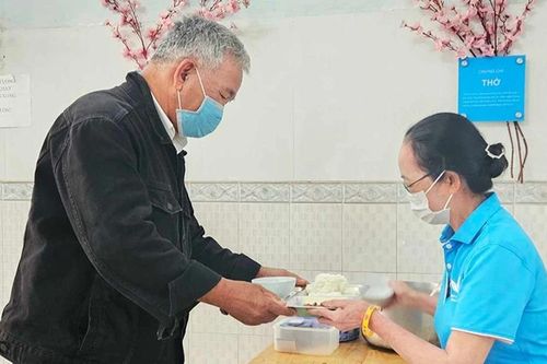 Bữa ăn nhỏ gửi triệu mảnh đời khó khăn