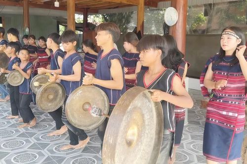 'Giữ lửa' cồng chiêng từ những bàn tay nhỏ