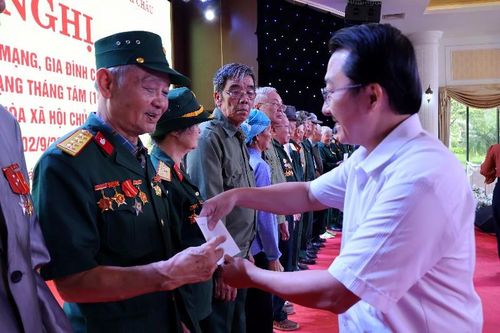 Gặp mặt người có công với cách mạng, gia đình chính sách tiêu biểu