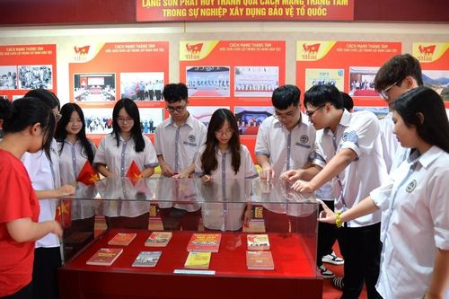 Cùng hướng về đại lễ