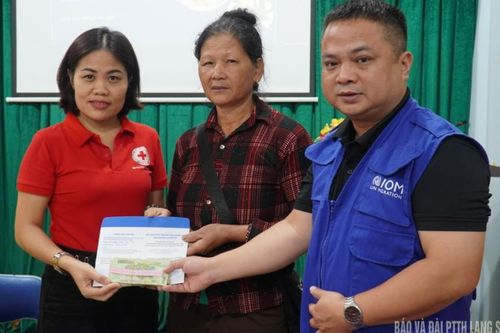 Trao kinh phí hỗ trợ sửa chữa, xây mới nhà cho các hộ bị ảnh hưởng mưa bão