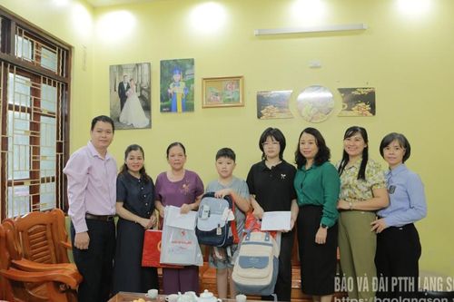 Đảng ủy Ủy ban MTTQ Việt Nam tỉnh trao kinh phí hỗ trợ con nuôi chuẩn bị vào năm học mới