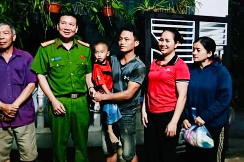 Bé trai 5 tuổi đi lạc trong rừng quế, được công an xã tìm thấy an toàn