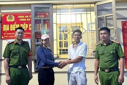 Công an xã Mậu A hỗ trợ người dân nhận lại tiền chuyển khoản nhầm