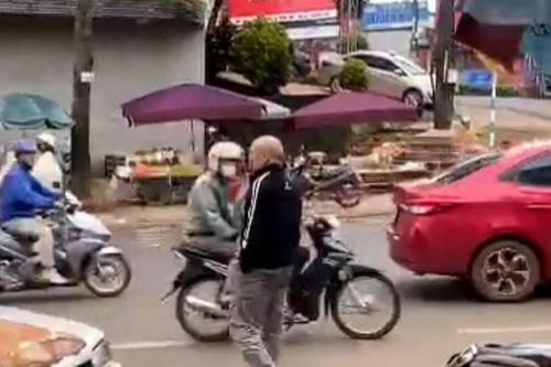 Người đàn ông lao xe ô tô vào nhóm người đứng trên vỉa hè
