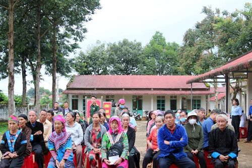 Trung đoàn 720 khám bệnh, cấp thuốc miễn phí cho 500 người dân