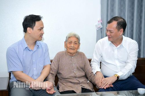 Đồng chí Lê Quốc Chỉnh, Phó Bí thư Tỉnh ủy, Chủ tịch HĐND tỉnh thăm, tặng quà các gia đình chính sách, người có công với cách mạng tại phường Tây Hoa Lư