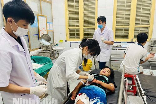 Bệnh viện Đa khoa Hà Nam khẩn trương cấp cứu, điều trị những nạn nhân vụ giông, lốc