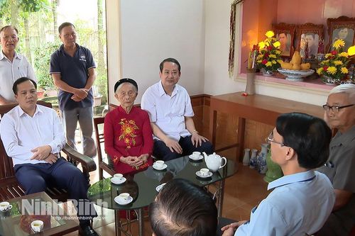 Đồng chí Phó Bí thư Tỉnh ủy, Chủ tịch Ủy ban MTTQ Việt Nam tỉnh Mai Văn Tuất thăm, tặng quà gia đình chính sách, người có công với cách mạng nhân dịp kỷ niệm 80 năm ngày Quốc khánh
