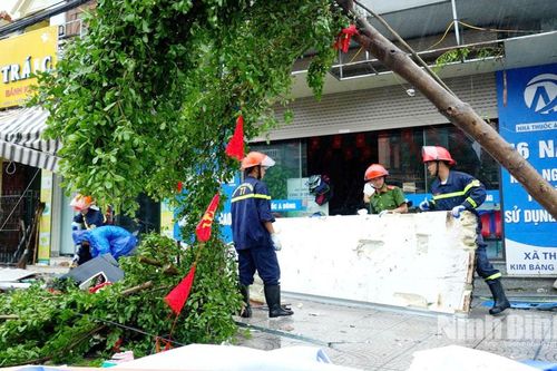 Khẩn trương khắc phục thiệt hại trận dông lốc xảy ra tại phường Lý Thường Kiệt và phường Kim Bảng
