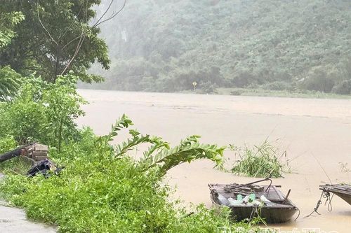 Lũ trên sông Bôi lên mức báo động 2, cảnh báo ngập lụt, sạt lở đất